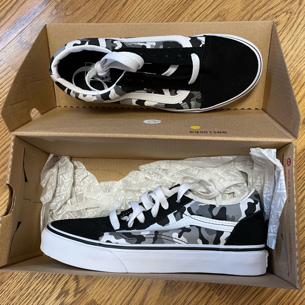 NEW, NEVER WORN, Vans Old Skool Camo shoes, 3.5